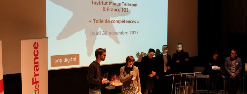 Frédérique Vincent (directrice de l’enseignement et de l’international de l’IMT) et Baptiste Gautier (IMT Atlantique) reçoivent le Trophée le 30 novembre
