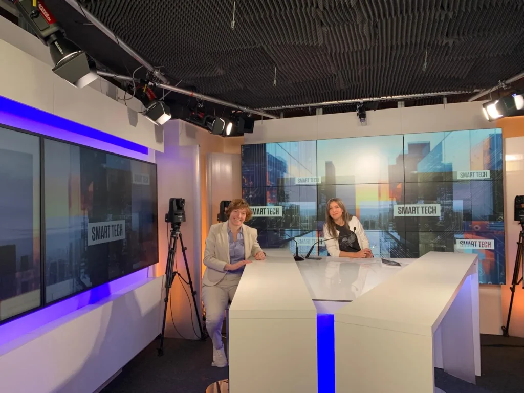Photo du plateau de tournage avec Lucie Jacquet Malo et la journaliste