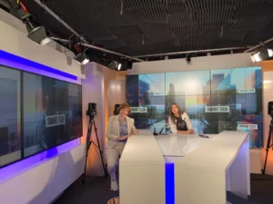 Photo du plateau de tournage avec Lucie Jacquet Malo et la journaliste