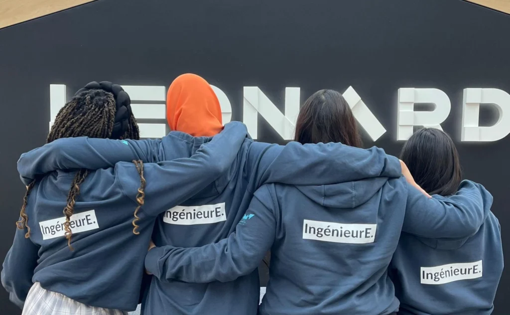 Quatre étudiantes-ingénieures membres du programme Ambassadrices, avec leurs sweats "IngénieurE."