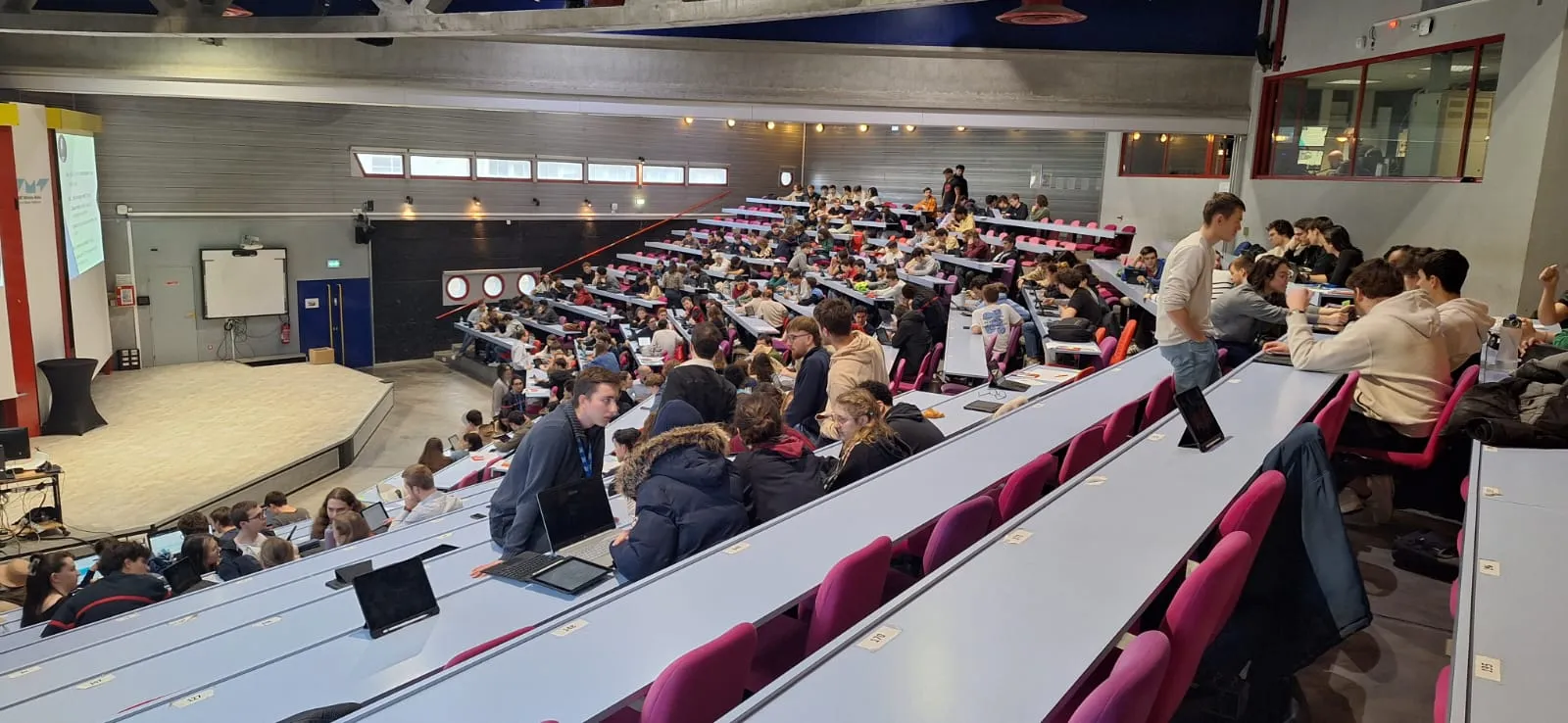 Amphithéâtre rempli d'étudiants et étudiants d'une école de l'IMT lors du forum IMT 2025