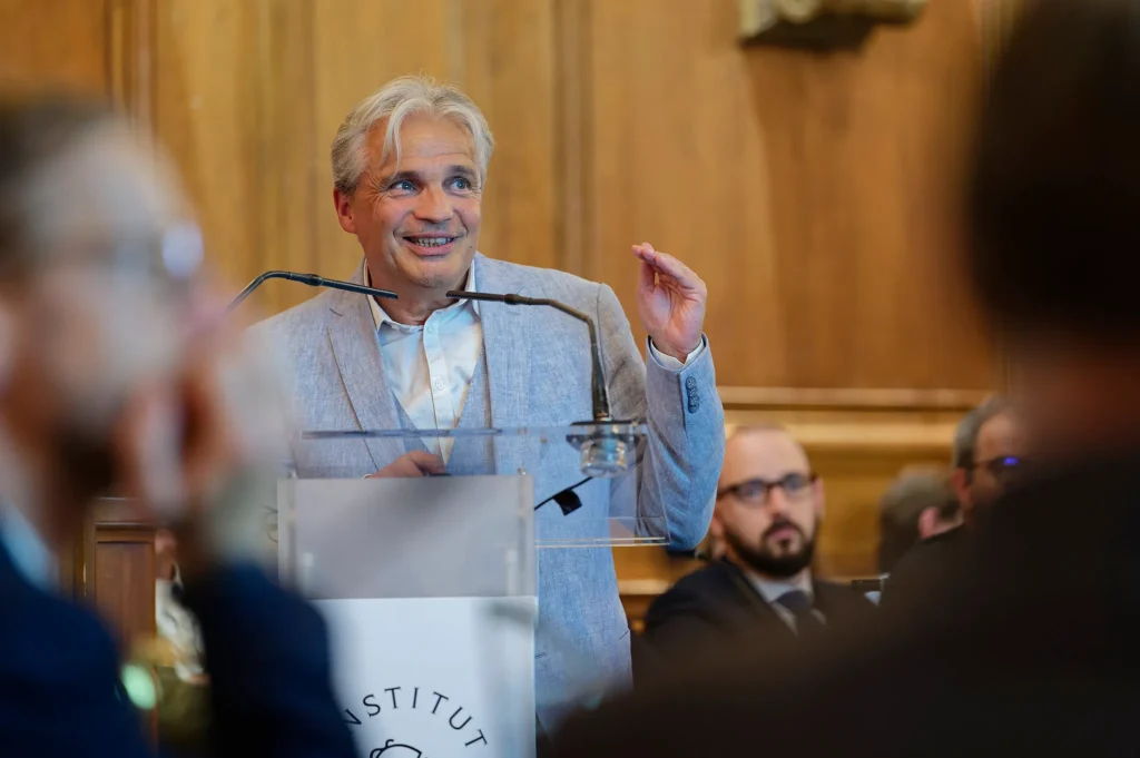 Patrice Abry réalisant sa présentation à l'Académie des sciences