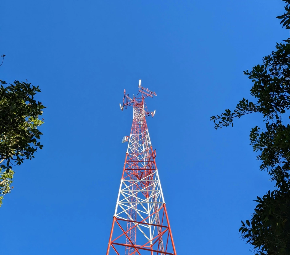 Photo d'une antenne sur un ciel bleu
