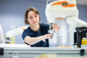 Jeune femme faisant les réglages d'une machine