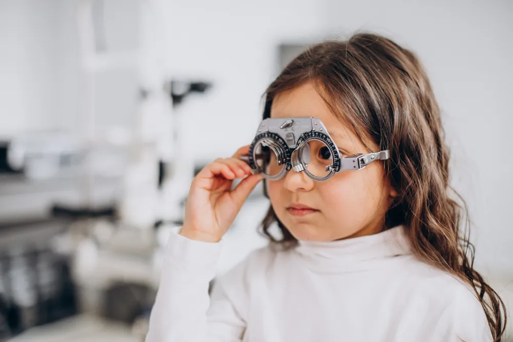 Petite filles essayant des lunettes