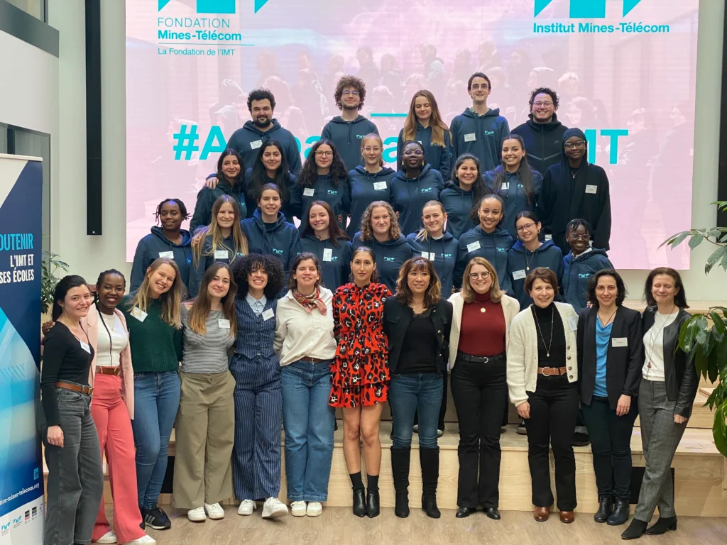 Photo de groupe des élèves ambassadrices et de leurs marraines