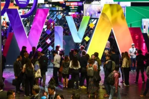 Hall du salon VivaTech avec une foule circulant devant les lettres lumineuses formant VIVA
