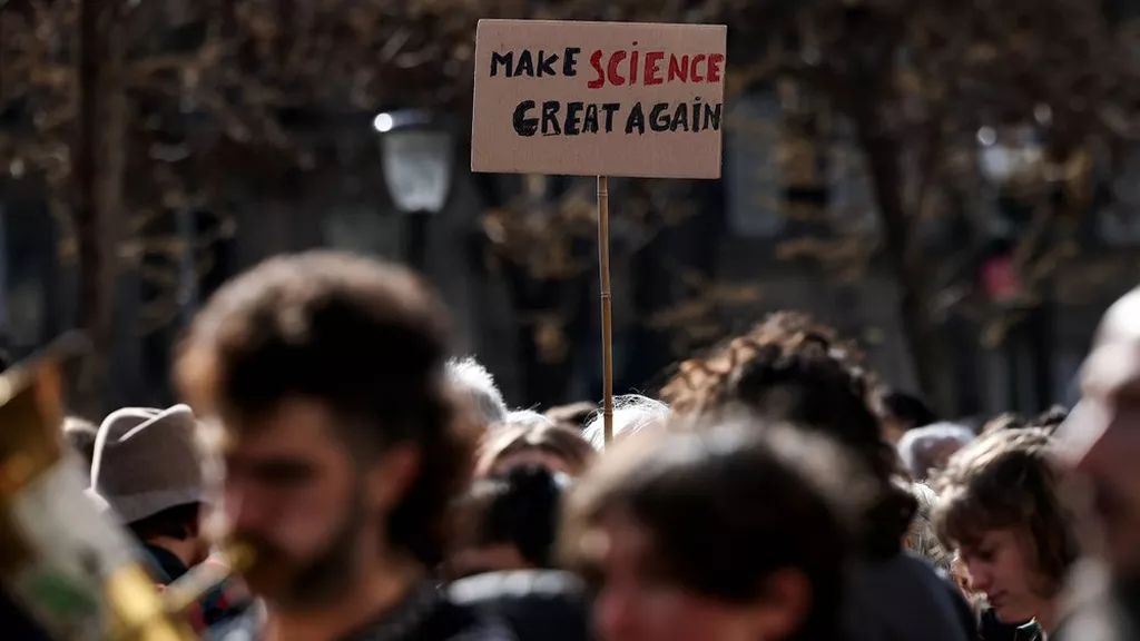 Photo prise lors d'une manifestation, d'un panneau avec écrit "Make science great again"