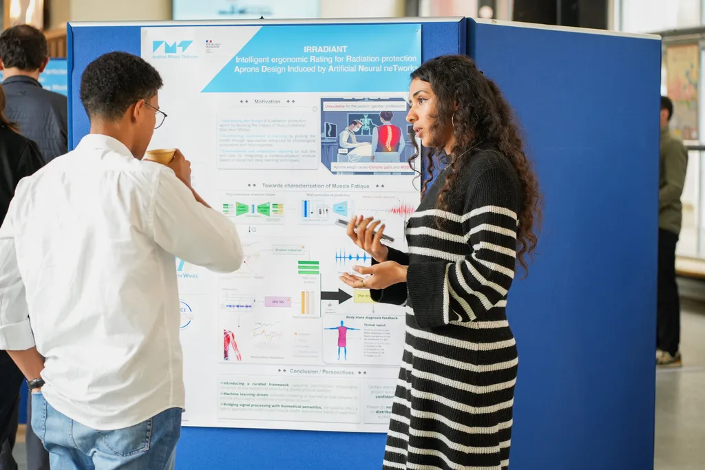 Photo d'une doctorante en pleine explication lors de la session posters du colloque IMT - Ingénierie pour la santé et le bien-être