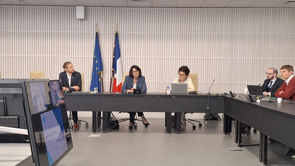 Les représentants et représentes du grand jury en pleine délibération