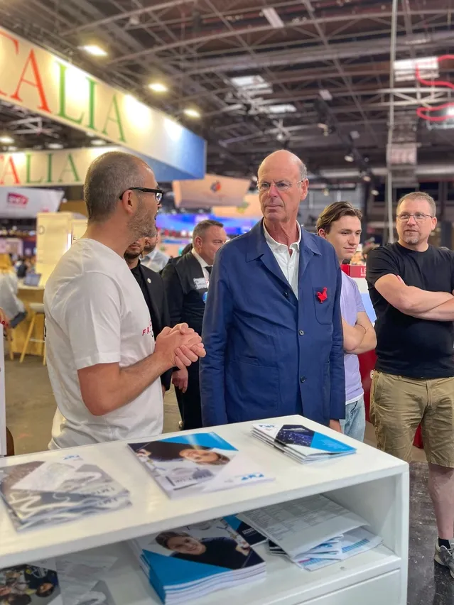 Éric Lombard, ministre de l’Économie, des Finances et de la Souveraineté industrielle et numérique, sur le stand de l'IMT