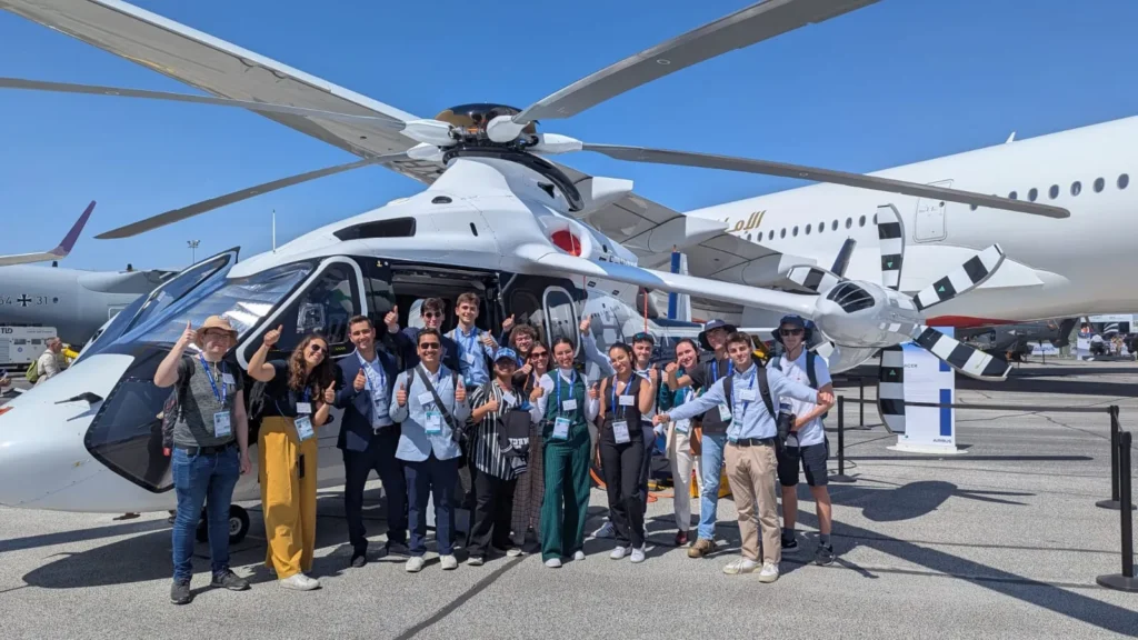 Élèves des écoles de l'IMT et de l'ENSEA devant un hélicoptère au Salon du Bourget 2025