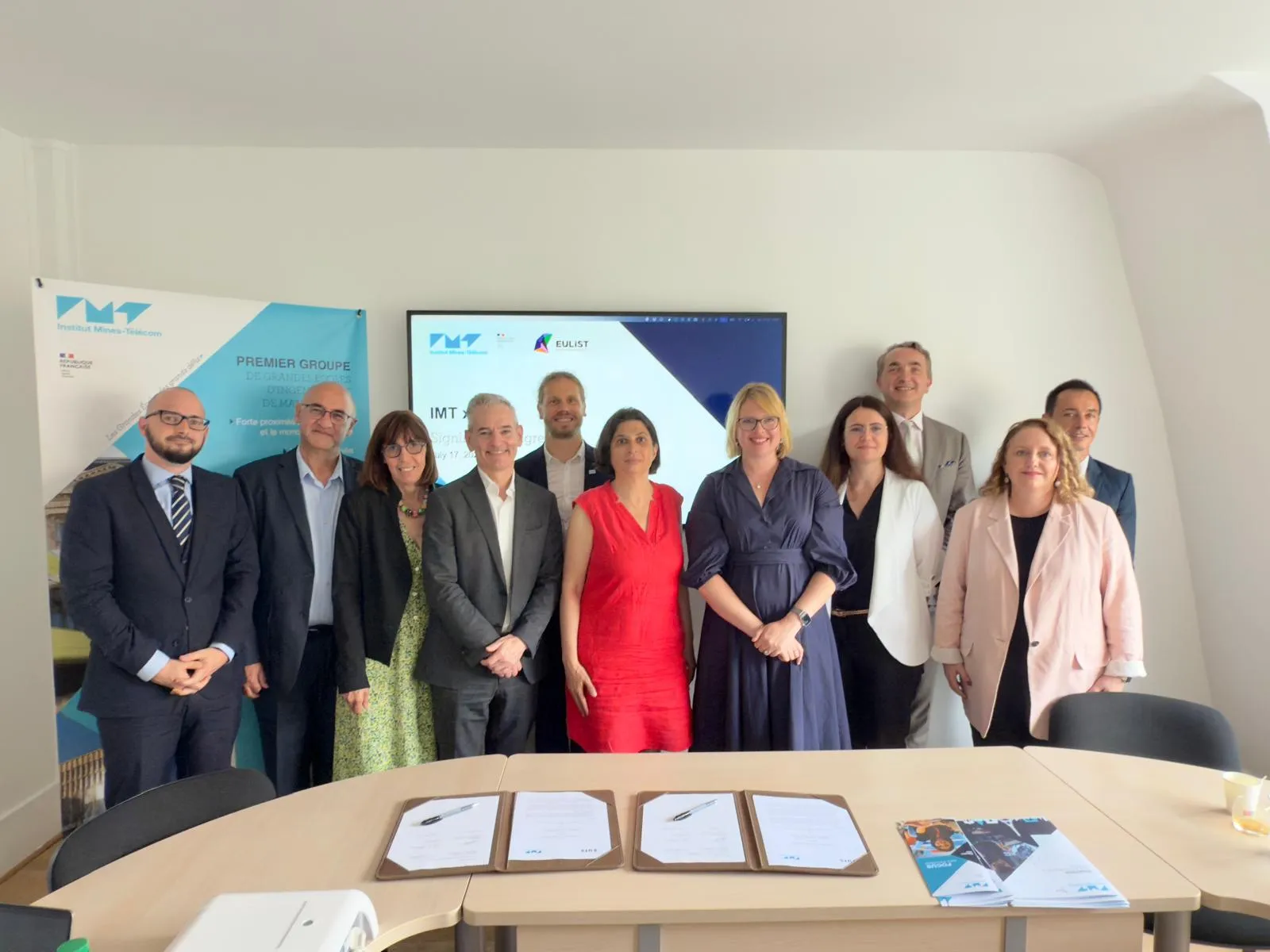 Photo de groupe avec la directrice générale de l'IMT et son équipe, les représentantes et représentants de l'UTS