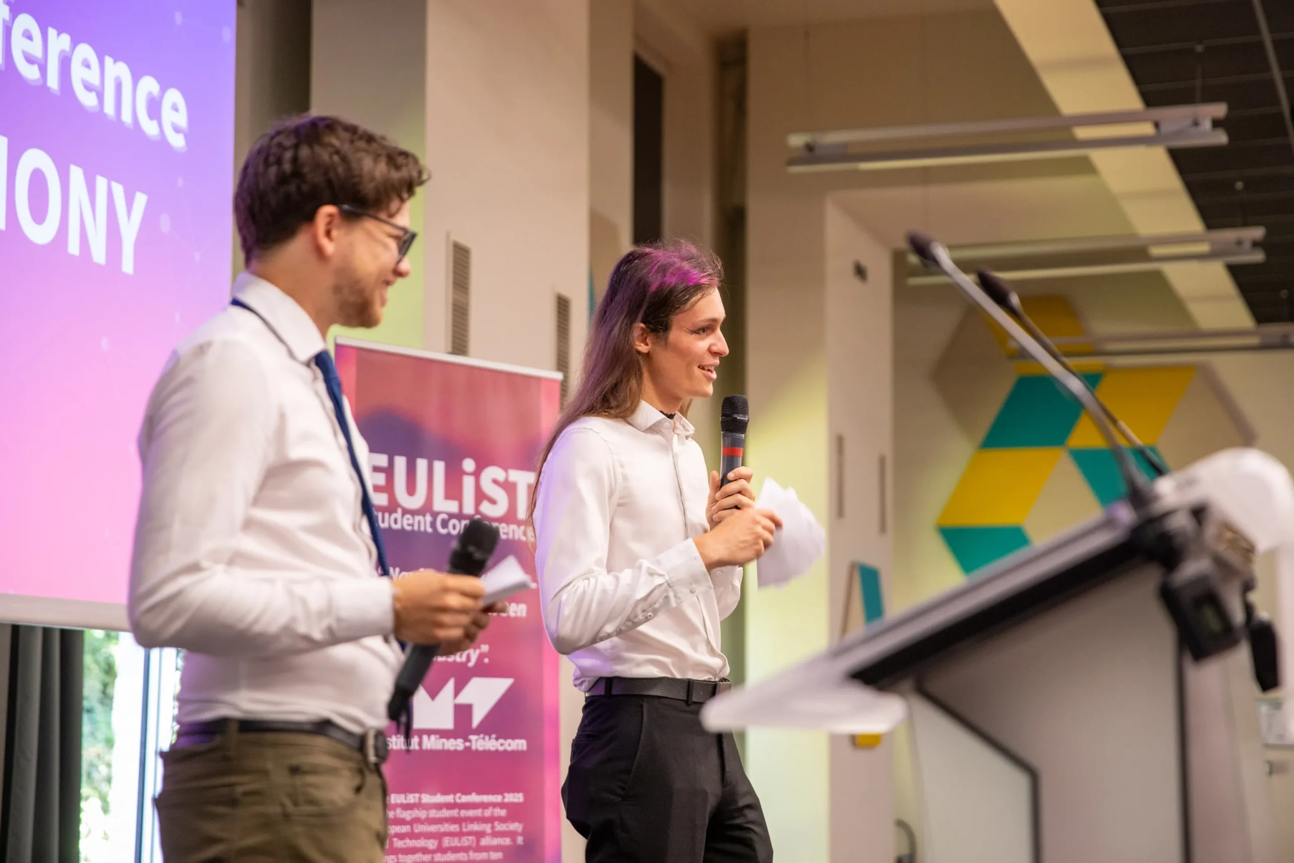 2 étudiants sur scène pour le discours d'ouverture de la Student Conference EULiST 2025