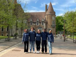 Groupe de travail de Clotilde prenant la pose devant un établissement