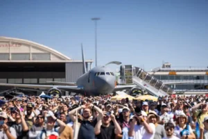 Foule rassemblée devant un avion militaire exposé au Salon du Bourget 2025, sous un ciel dégagé