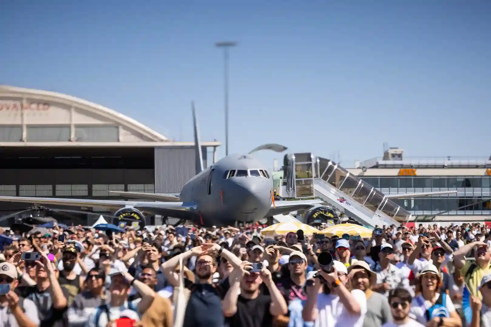 Foule rassemblée devant un avion militaire exposé au Salon du Bourget 2025, sous un ciel dégagé