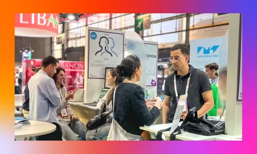 Photo du fondateur de la start-up sur le stand IMT