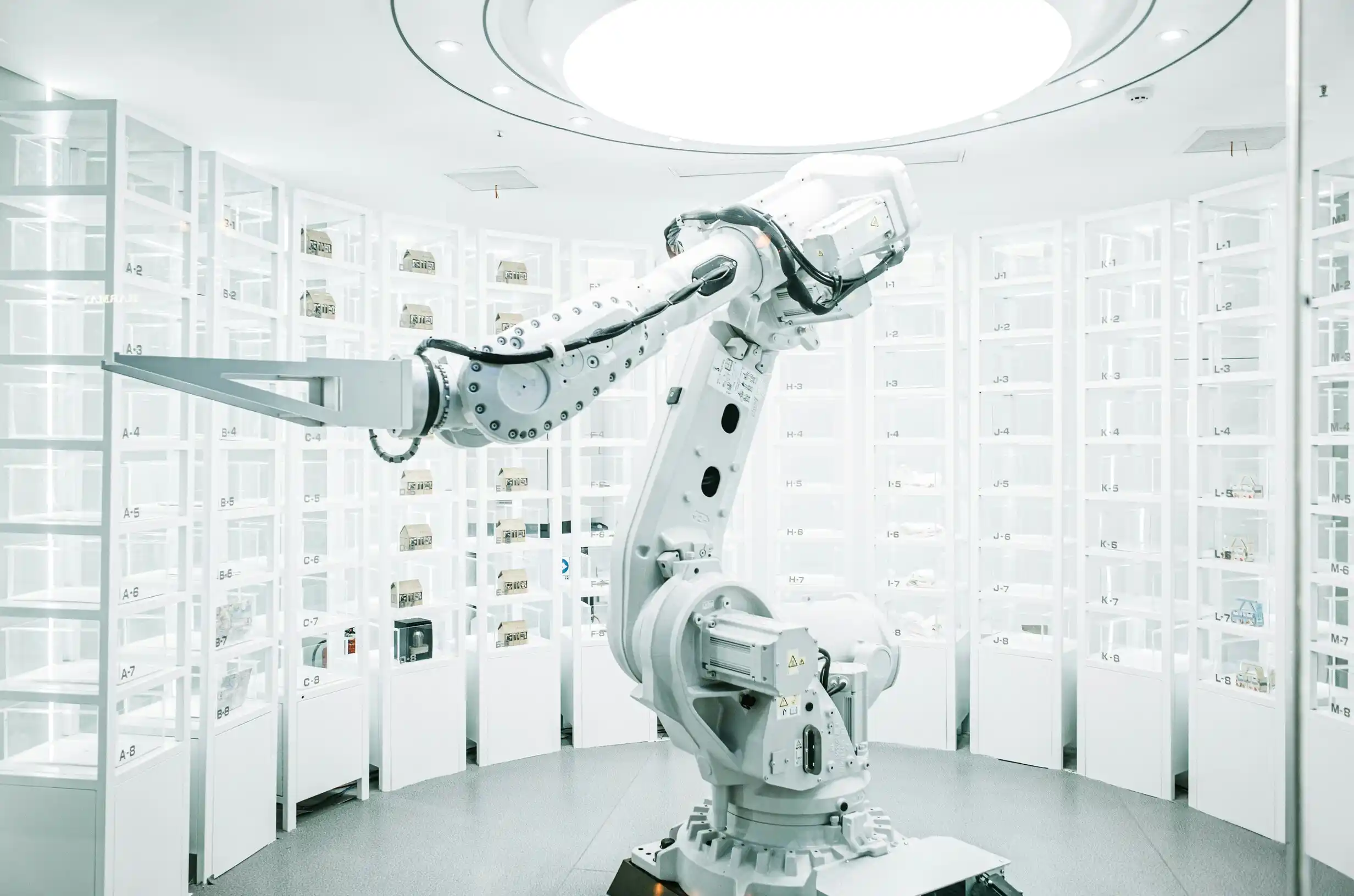 Bras robot dans un laboratoire blanc