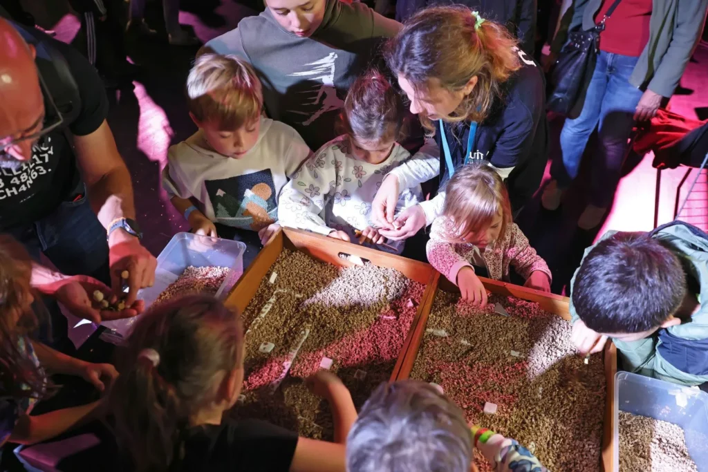 Des enfants et une animatrice lors de la fête de la science.
