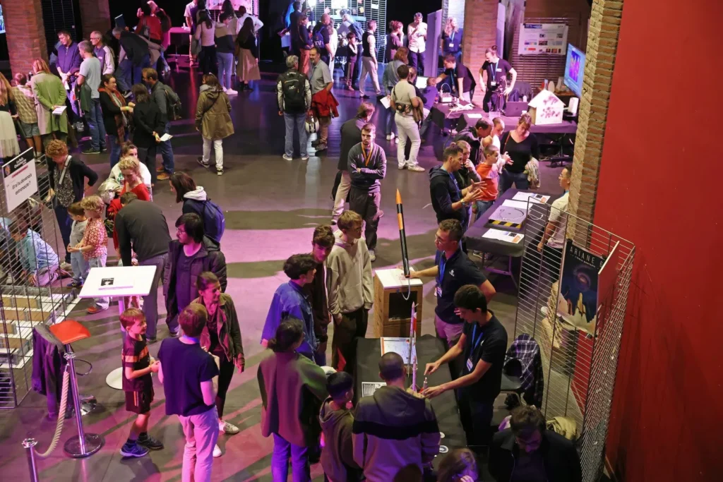 Photo prise d'en haut de tous les stands d'exposition dans le hall de Mines Albi.