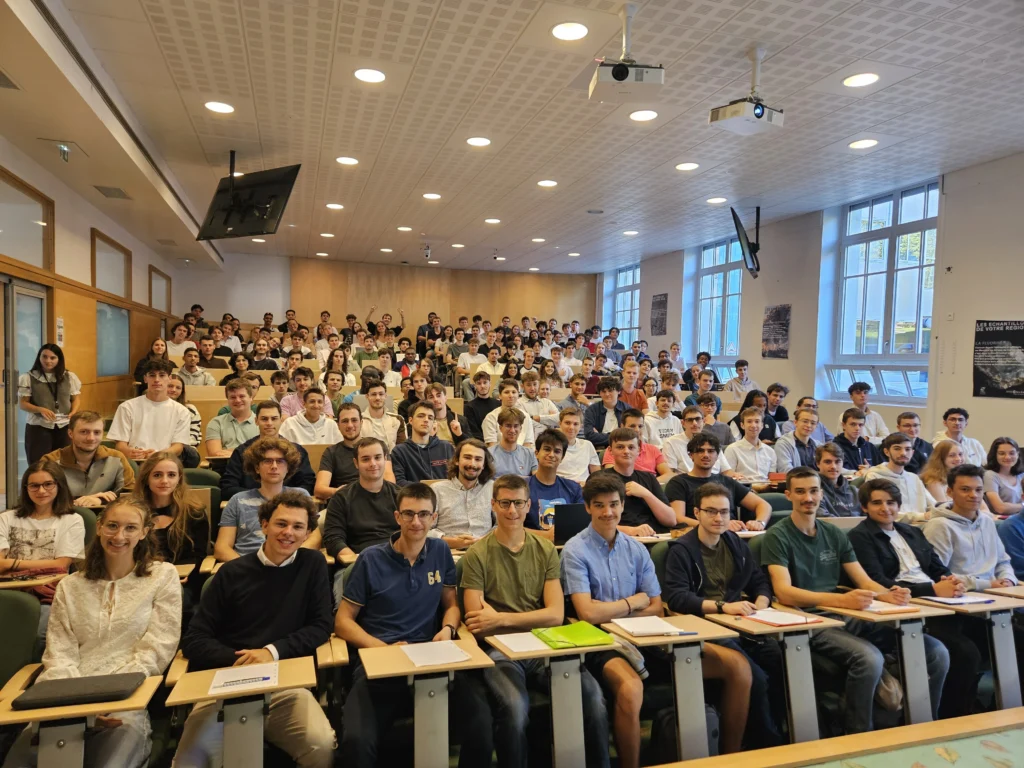 L'image représente des élèves assis lors de l'amphi de rentrée 2025 à Mines Saint-Etienne.