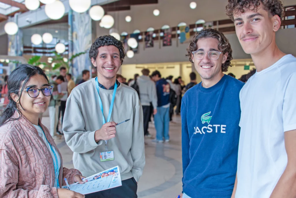 Quatre élèves d'IMT Atlantique souriant, lors de la rentrée de septembre 2025 à IMT Atlantique.