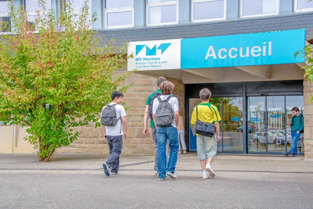 Groupe d'élève marchant et entrant dans le bâtiment d'accueil d'IMT Atlantique.