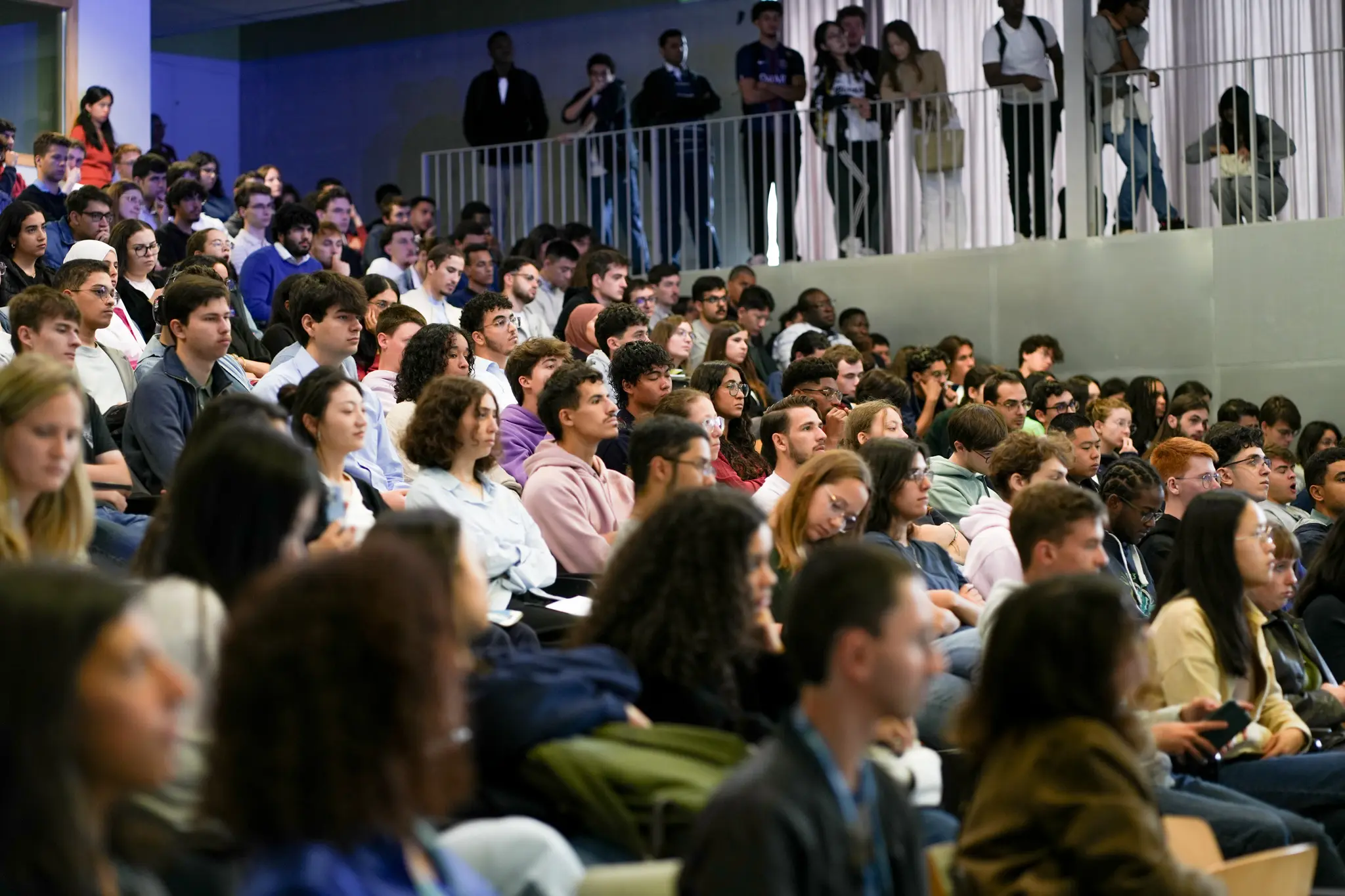 Sur cette image, on voit des étudiants assis en amphi lors de la rentrée 2025.