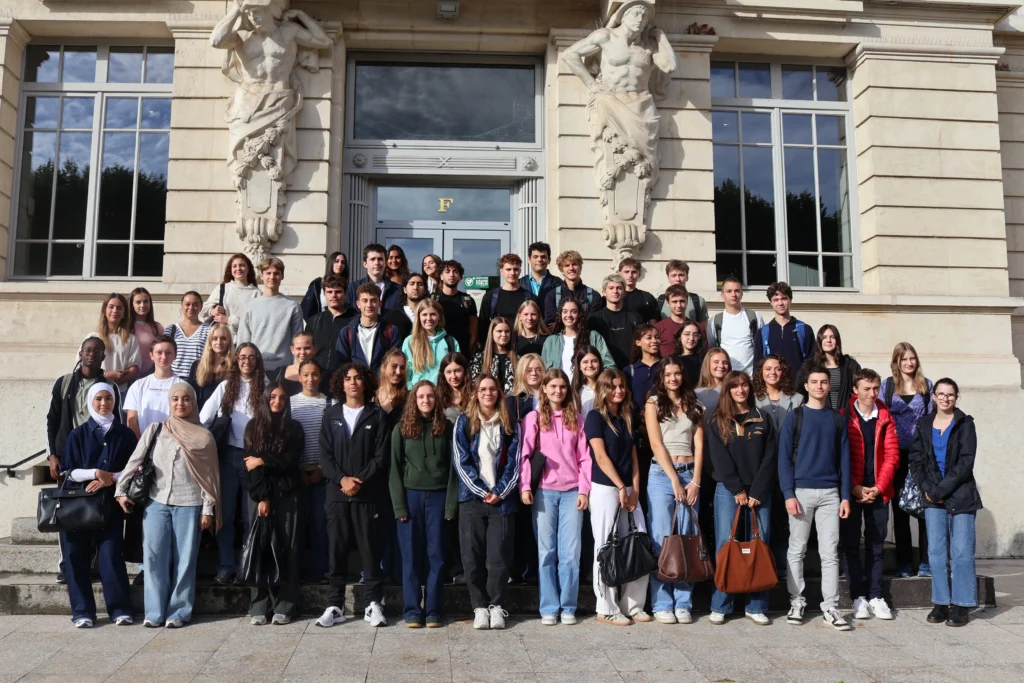 L'image représente un groupe d'élèves devant l'école, lors de la rentrée 2025 à Mines Saint-Etienne.