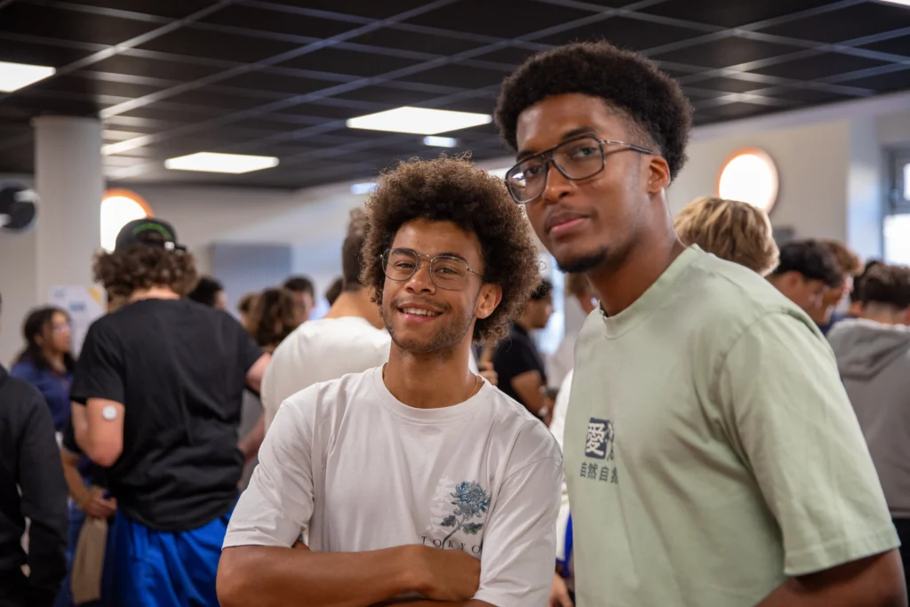 L'image représente deux élèves lors de la rentrée 2025 d'IMT Nord Europe.
