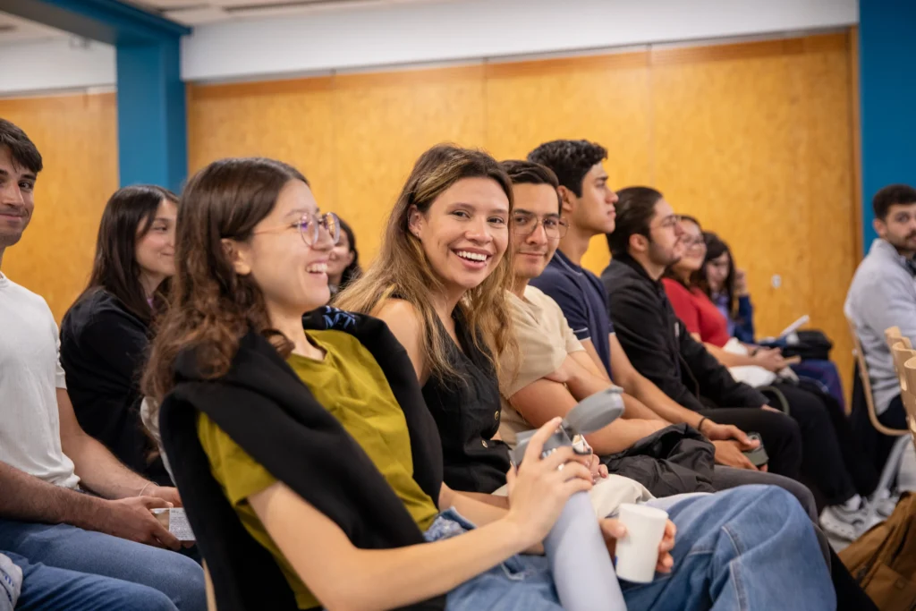 Sur cette image, on voit deux filles riant, assise lors de la présentaion de la rentrée 2025 à IMT Nord Europe.