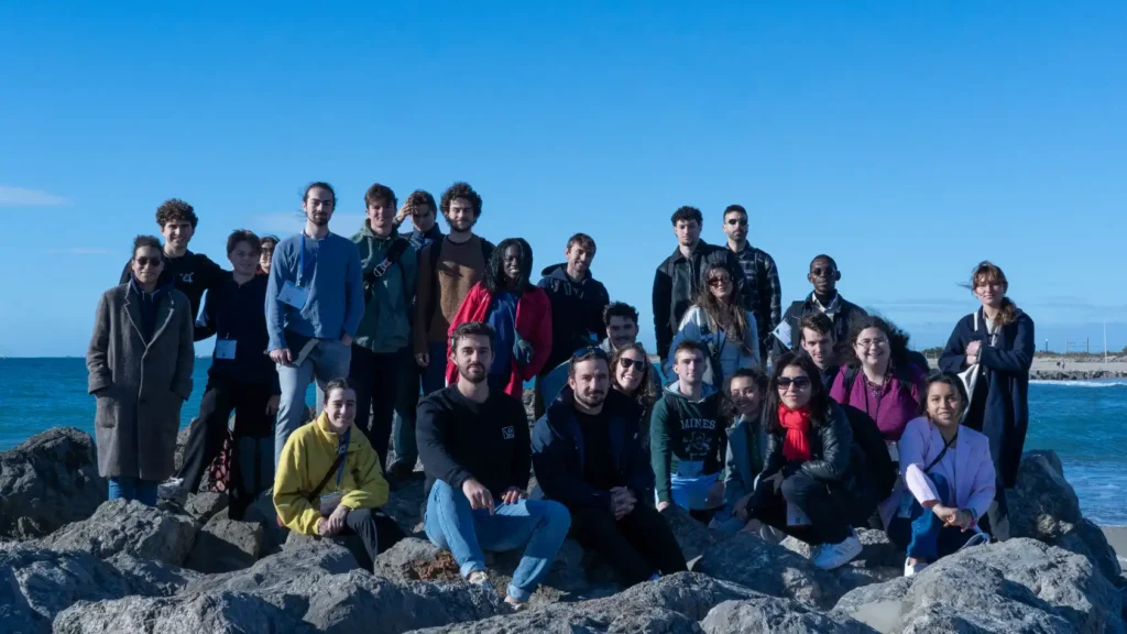 Photo de groupe pendant une enquête de terrain sur la plage