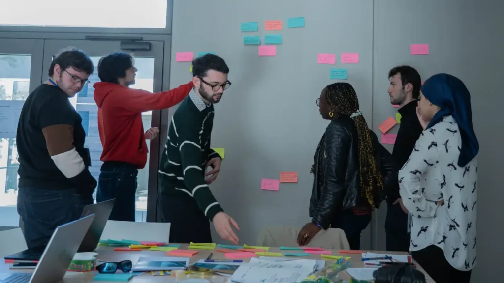 Groupe d'élèves en train de travailler