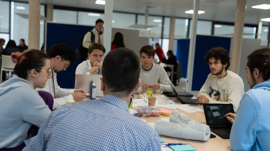 groupe d'étudiants en train de travailler