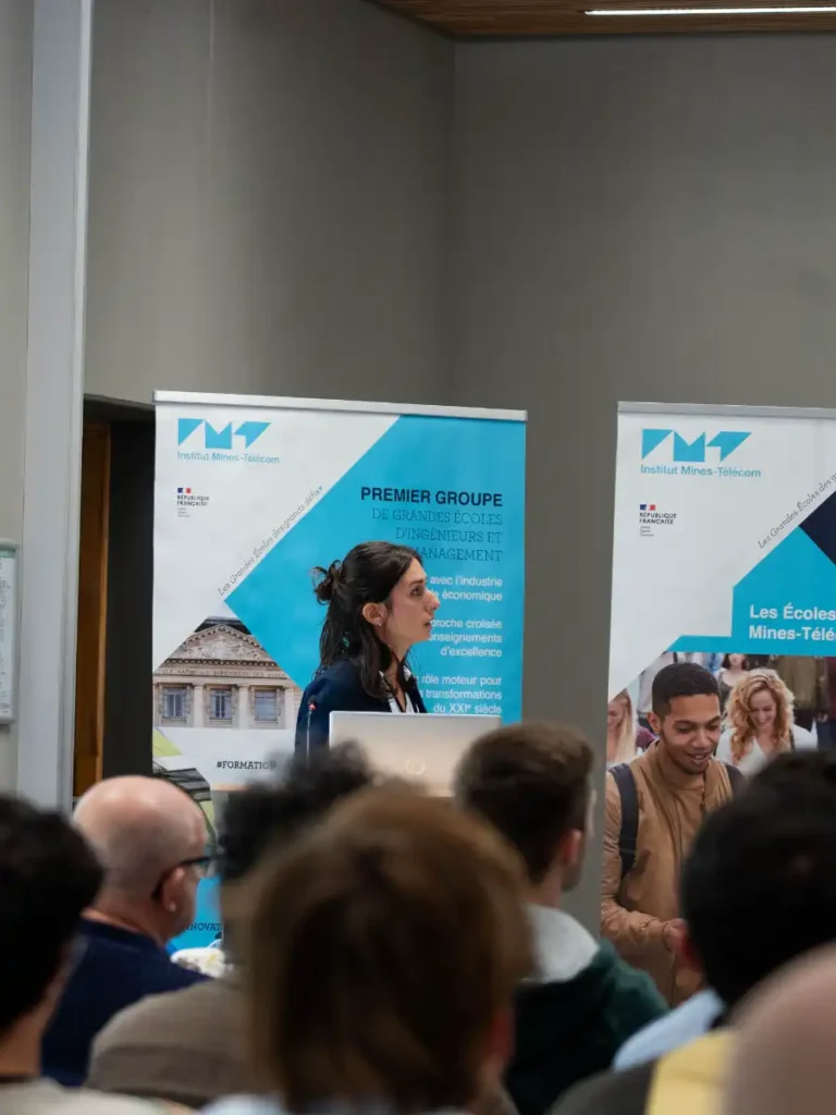 Conférencière en train de présenter en amphi