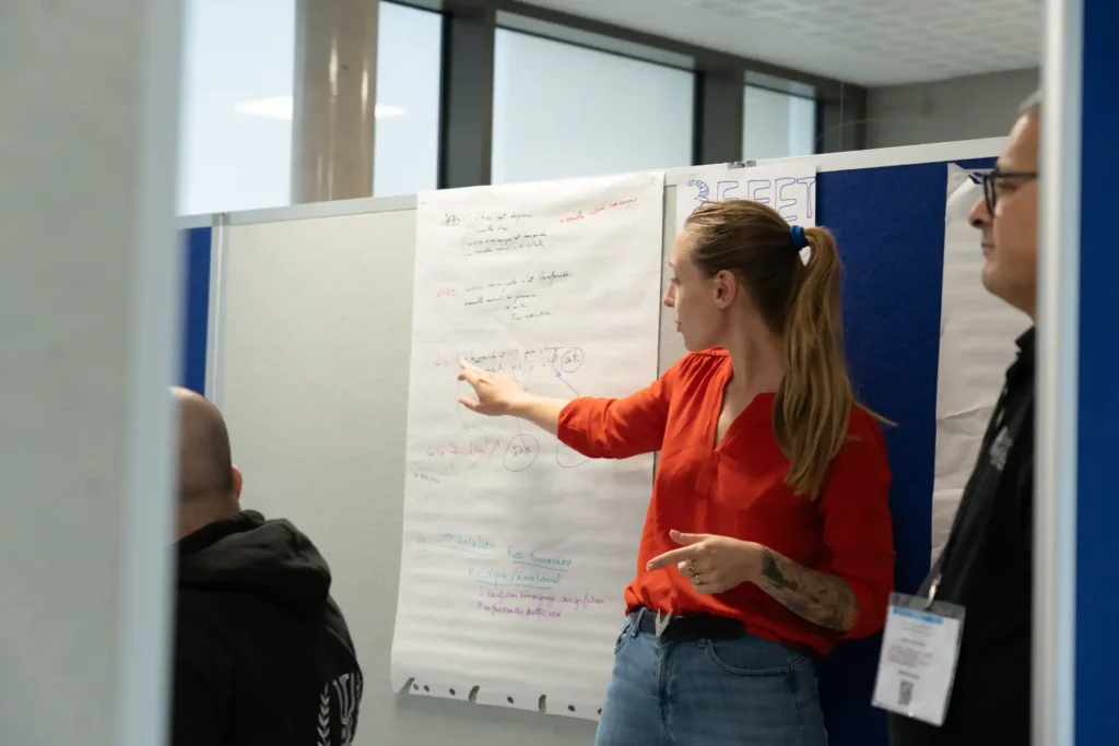 Maria Ruyssen faisant des retours à une équipe