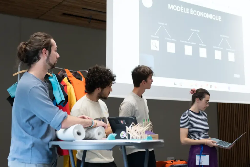 étudiants et étudiantes en train de pitcher devant le jury