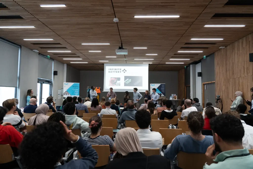 Étudiants et étudiantes en train de pitcher devant le jury