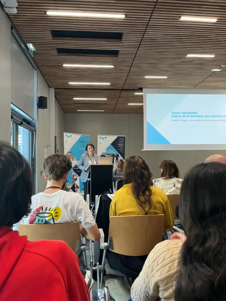 Isabelle Spiegel prononçant le discours d'ouverture