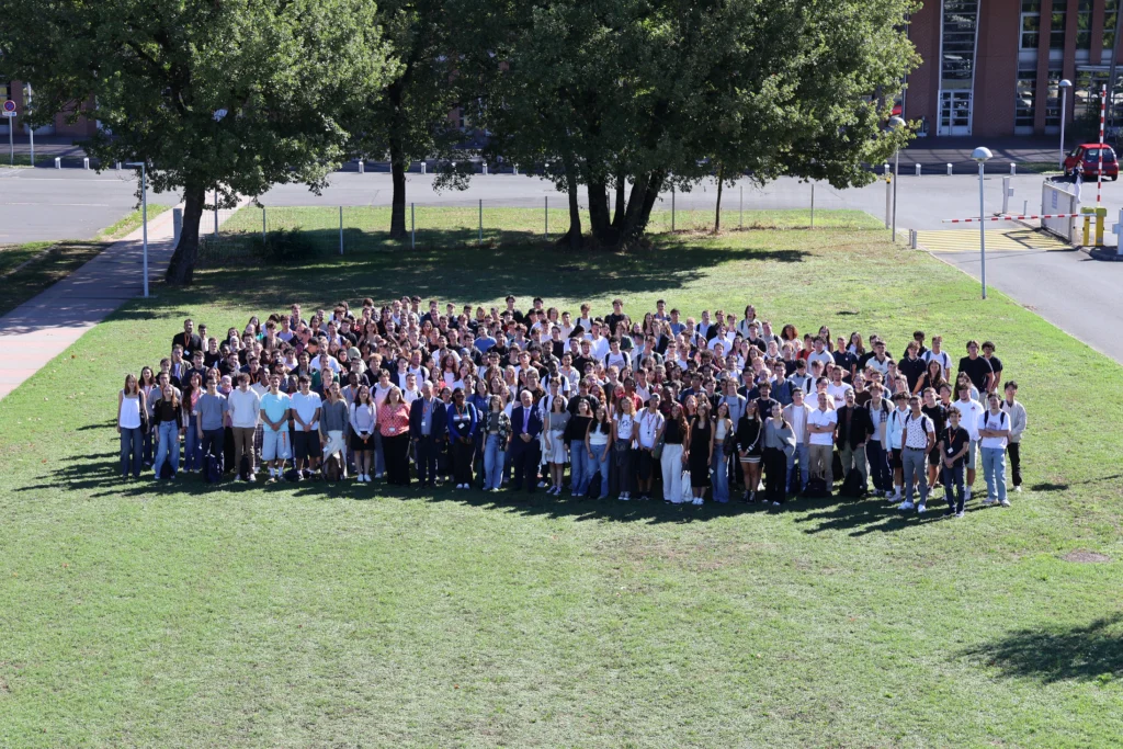 Photo de groupe sur pelouse d'IMT Mines Albi lors de la rentrée de septembre 2025.