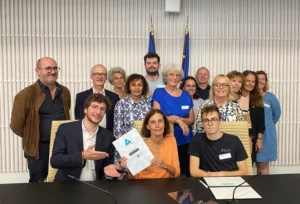 photo de groupe suite à la signature de la charte C pas 1 option avec au 1er plan Gabriel Boudes (élu au CA), Odile Gauthier (directrice générale de l'IMT) et Guillaume Zawada (élu au CA) et les référentes et référents égalité femme-homme