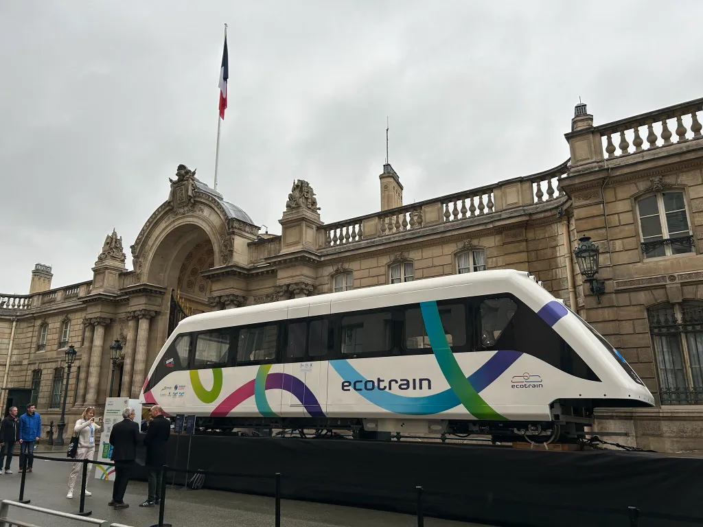 La navette écotrain devant l'Elysée