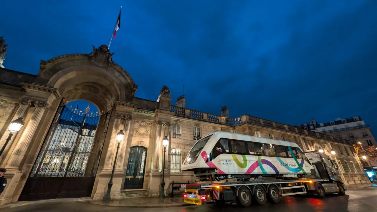Navette ECOTRAIN installée devant le palais de l'Élysée