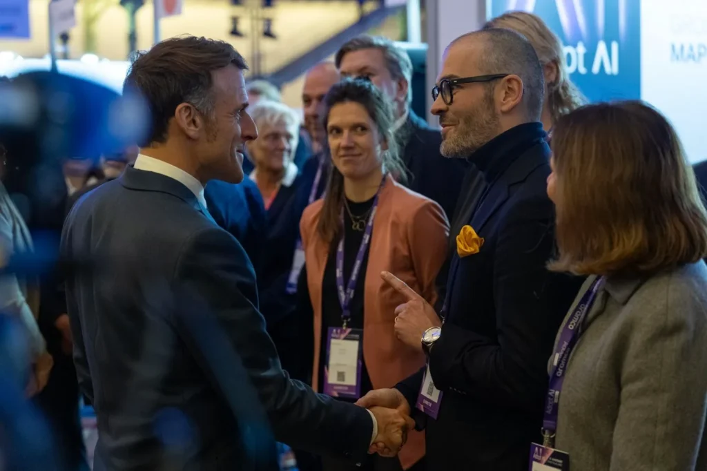 Serrage de main entre le président Macron et Paul-Guilhem Meunier