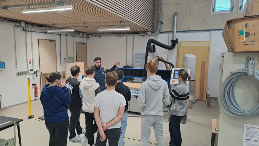 Un groupe d'élèves dans un laboratoire d'IMT Mines Alès à l'occasion de la semaine de l'industrie.