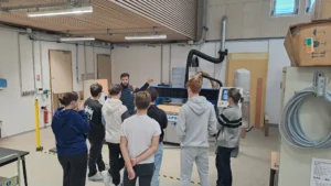 Un groupe d'élèves dans un laboratoire d'IMT Mines Alès à l'occasion de la semaine de l'industrie.