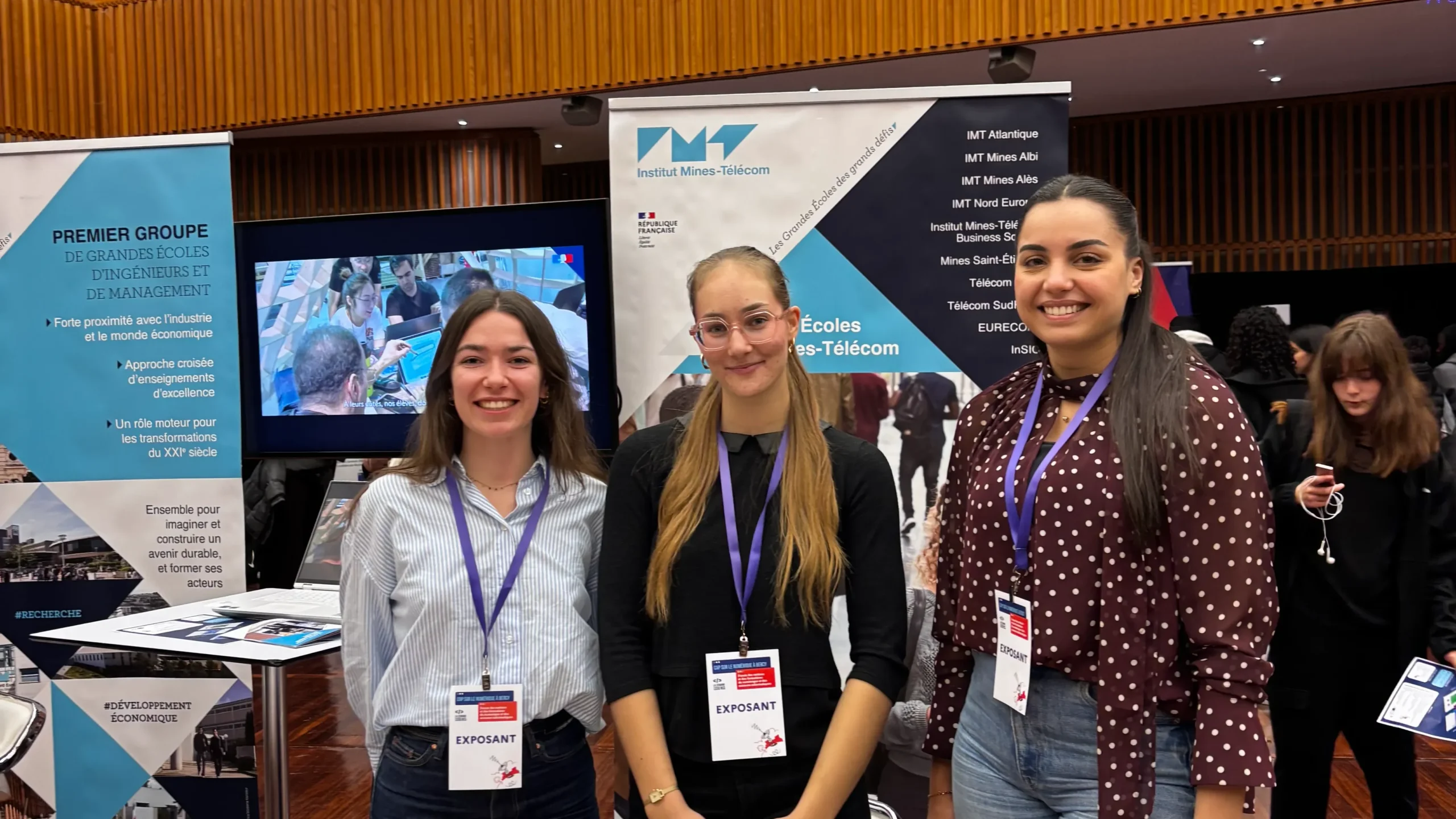 Photo des Ambassadrices IMT sur le stand IMT lors de l'événement Cap sur le Numérique