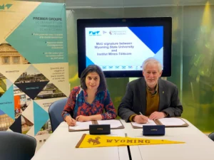 Cécile Dubarry et Edward Seidel lors de la signature du Memorandum of Understanding