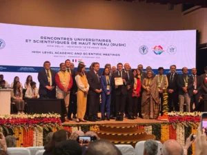 photo de groupe prise lors des journées RUSH, en présence du Président de la République